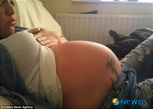 【서울=뉴시스】영국의 케리 다우즈웰(23)이 식사 후 만삭의 임신부처럼 부풀어 오른 배를 드러내 보이고 있다. (사진 출처 : 英 데일리 메일 웹사이트)