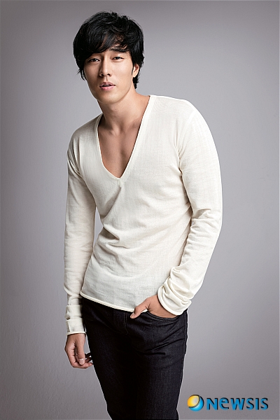 【서울=뉴시스】김지은 기자 = 탤런트 소지섭(34)이 여자 속옷 브랜드의 모델이 됐다.&nbsp; 비비안은 4일 "광고에 속옷에 관한 구체적인 제품 정보를 담지 않기 때문에 여성 속옷 브랜드의 이미지를 전달하는 것은 남성을 통해서도 충분히 가능하다고 생각했다"며 "소지섭의 무심한 듯 하지만 사랑하는 여자를 생각하고 배려하는 진정성 있는 이미지가 여성들에게 크게 어필할 것으로 기대된다"고 전했다.&nbsp; 3일 광고를 촬영한 소지섭은 송혜교(29), 신세경(21) 등 볼륨 있는 몸매를 지닌 여성 탤런트들의 바통을 이어 받게 됐다. 계약 기간은 1년이다.&nbsp; '내 여자를 위하는 진정한 남자'라는 주제의 광고이며 9월부터 TV와 영화관 등에서 볼 수 있다.&nbsp; 한편, 소지섭은 올 가을 영화 '오직 그대만' 개봉을 앞두고 있다.&nbsp; kje1321@newsis.com 