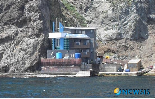 【대구=뉴시스】제갈수만 기자 =경북도는 5일 오전 11시40분 동도에서 독도 영유권 강화를 위한 국기 게양식 후 12시20분에 서도에서 '독도주민숙소 준공식'을 가진다. 김관용 도지사, 최경환(한나라당 경북도당위원장, 경산․청도) 국회의원, 김진영 울릉군수 권한대행 등 100여명이 참석예정이다. (사진=경북도 제공) photo@newsis.com