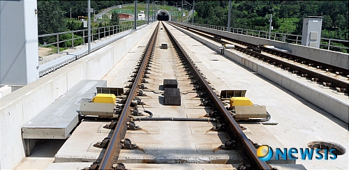 【대전=뉴시스】박희송 기자 = 지난 2월 광명역 KTX탈선 사고 등 철도 안전에 대한 걱정의 목소리가 높아지고 있는 가운데 코레일이 안전한 철도로 국민의 신뢰를 회복하고 세계에서 가장 뛰어난 철도를 만들기 위해 현장 중심의 안전 활동을 활발하게 전개하고 있다. 사진은 KTX 동대구~부산에 설치돼 있는 차축온도검지장치(노란색)로, KTX가 이 지점을 통과할 때 센서가 작동, 차축의 온도를 검지하는 장치. (사진=코레일 제공)&nbsp; photo@newsis.com 