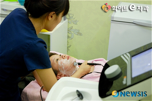 【서울=뉴시스】온라인뉴스팀 = 양약수술은 수술 중 출혈관리는 물론이고 수술 후 집중 관리가 이뤄지는 양악수술 전문병원에서 수술 받는 것이 중요하다. <사진=부산화이트e치과 제공> photo@newsis.com
