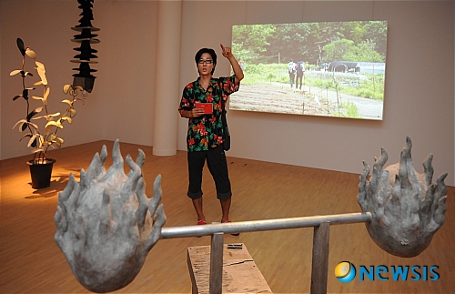 【서울=뉴시스】박문호 기자 = 8일 오전 서울 강남구 신사동 메종 에르메스 도산파크 3층 아틀리에에서 '2011 에르메스 미술상 후보 3인 전시' 간담회에서 '솔베이지의 노래'를 출품한 김상돈 작가가 작품을 설명하고 있다. 2000년 제정된 에르메스 재단 미술상은 한국의 역량 있고 창의적인 미술 작가들을 지원해 한국 문화 예술계의 발전에 기여하고 미술 저변확대에 기여하고 있다.&nbsp; go2@newsis.com