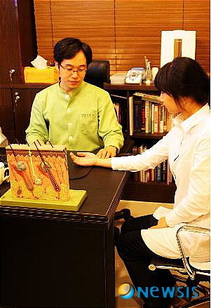 【서울=뉴시스】유희연 기자 = 베스킨한의원 이동호 원장이 환자를 진맥하고 있다.(사진=베스킨한의원 제공) photo@newsis.com