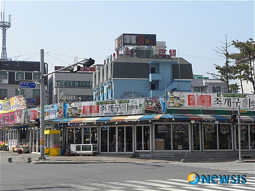 【보령=뉴시스】이진영 기자 = 그동안 민원의 불씨가 되어왔던 충남 보령시 대천해수욕장내 불법 조개구이집이 8월말 본격 철거된다.&nbsp;&nbsp; jin22666@newsis.com 