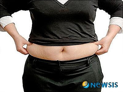 【서울=뉴시스】온라인뉴스팀 = 코골이 증상을 보이는 성인 10명 중 8명은 비만 환자로 나타나고 있는데 목 안쪽에 살이 찌면서 기도가 좁아져 코골이를 유발하기 때문이다. <사진=지앤지이비인후과의원 제공> 