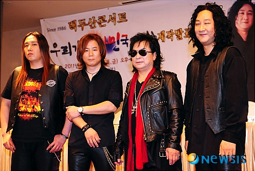 【서울=뉴시스】전신 기자 = 9일 오후 서울 서초구 잠원동 더 리버사이드호텔에서 열린 백두산 전국투어 콘서트 '우리가 대한민국이다' 제작발표회에서 박찬, 경호진, 유현상, 김도균(왼쪽부터)이 포토타임을 갖고 있다.&nbsp;&nbsp;&nbsp; photo1006@newsis.com