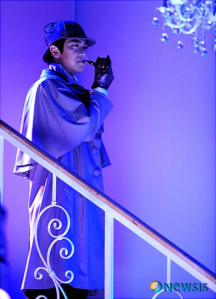 【서울=뉴시스】서재훈 기자 = 뮤지컬 '셜록홈즈' 프레스콜이 9일 오후 서울 대학로 문화공간 이다에서 열린 가운데 출연배우들이 열연하고 있다. 뮤지컬 셜록홈즈는 19세기 런던 최고의 가문 앤더슨가에서 울려 퍼진 두 방의 총성과 함께 사라진 한 여인, 그리고 그녀를 찾기 위해 거액의 사례금과 함께 셜록홈즈를 찾은 앤더슨 가의 세 남자. 그 비밀을 밝히는 셜록홈즈의 이야기를 담은 추리 뮤지컬로 다음달 25일까지 대학로 문화공간 이다에서 계속된다.&nbsp; jhseo@newsis.com