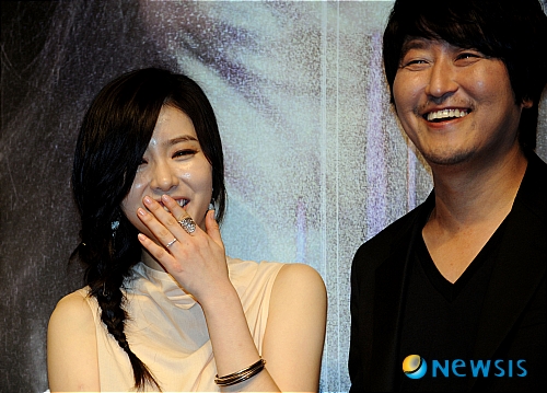 【서울=뉴시스】박문호 기자 = 10일 오전 서울 강남구 신사동 압구정CGV에서 열린 영화 '푸른소금'(감독 이현승) 제작발표회에서 배우 신세경과 송강호가 밝게 웃고 있다. 감각적이고 아름다운 영상미를 선보이는 이현승 감독 연출의 9월 개봉 예정작 '푸른소금'은 조직을 은퇴해 평범하게 살고싶은 보스 두헌役의 송강호를 감시하기 위해 조직에서 감시를 의뢰를 받은 세빈役의 신세경이 만드는 긴장구도에 천정명, 이종혁, 김민준, 윤여정, 김뢰하, 오달수의 깊이 있는 조연을 더해 더욱 완성도를 높였다.&nbsp; go2@newsis.com