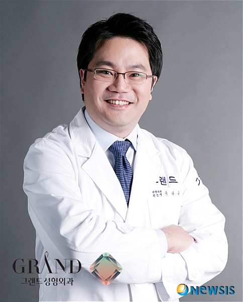 【서울=뉴시스】온라인뉴스팀 = 그랜드성형외과 유상욱 원장. <사진=그랜드성형외과 제공> photo@newsis.com