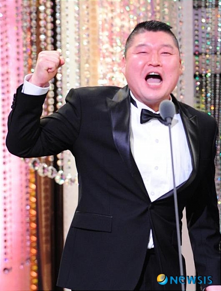 【서울=뉴시스】백영미 기자 = MC 강호동(41)이 KBS 2TV '해피선데이-1박2일' 사퇴 의사를 밝혔다.&nbsp; 10일 '1박2일' 관계자에 따르면, 강호동은 최근 '1박2일' 제작진에게 이달 말까지만 촬영하겠다며 자퇴 의사를 전달했다.&nbsp;&nbsp; KBS 예능국은 긴급회의를 소집했고, 시청자들은 예상치 못한 소식에 당황했다.&nbsp; "강호동씨가 빠지면 너무 서운할 것 같다. 마음을 돌려라", "강호동씨가 하차하면 무슨 '1박2일'인가"라는 의견이 빗발치고 있다.&nbsp; 강호동은 지난 4년간 이 프로그램의 주축이었다. 멤버들과 자연스럽게 어우러지며 '1박2일'을 KBS의 간판 예능프로그램으로 이끌었다.&nbsp; KBS는 강호동이 하차 의사를 거두도록 설득 중인 것으로 알려졌다.&nbsp; 한편, 6개월 전 이승기(24)도 '1박2일' 자퇴설에 휘말렸다가 잔류를 결정한 바 있다.&nbsp; positive100@newsis.com&nbsp; 