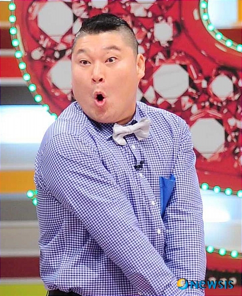 【서울=뉴시스】김지은 기자 = MC 강호동(41)이 KBS 2TV '해피선데이-1박2일' 자퇴 의사를 밝힌 것으로 알려진 가운데 MBC TV '황금어장-무릎팍도사' 녹화도 돌연 취소됐다.&nbsp; 수요일 경기 고양 MBC일산드림센터에서 매주 녹화하는 '무릎팍 도사'가 10일 일정을 최소했다.&nbsp; 이날 강호동이 '1박2일' 제작진에게 사퇴하겠다는 뜻을 전했다는 설이 나돌면서 '무릎팍 도사'마저 그만두려는 것 아니냐는 의혹이 일었다.&nbsp; MBC 예능국 관계자는 "무릎팍도사에 출연키로 한 게스트가 상을 당해 녹화가 취소됐다. '위대한 탄생' 오디션 심사와 '음악중심' 녹화로 오늘 스튜디오가 부족하기도 했다"며 "1박2일 건과는 무관하다. 무릎팍도사에는 계속 출연한다"고 해명했다.&nbsp; 강호동은 이달 말까지만 '1박2일'을 촬영하겠다고 통보한 것으로 전해졌다.&nbsp; kje1321@newsis.com 