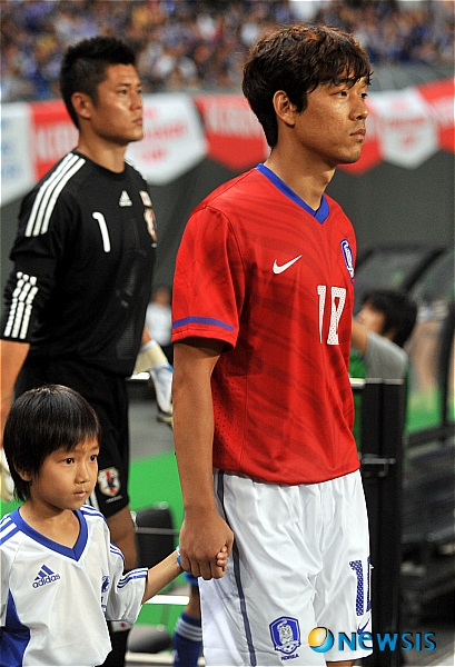 【삿포로(일본)=뉴시스】전진환 기자 = 10일 한국 축구 국가대표팀과 일본 대표팀의 평가전이 열린 일본 훗카이도 삿포로돔에서 한국대표팀 박주영이 경기장으로 들어오고 있다.&nbsp; amin2@newsis.com 