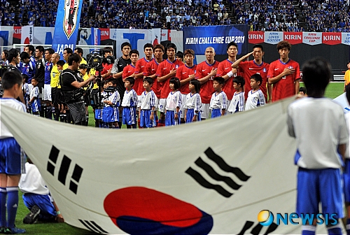 【삿포로(일본)=뉴시스】전진환 기자 = 10일 한국 축구 국가대표팀과 일본 대표팀의 평가전이 열린 일본 훗카이도 삿포로돔에서 한국대표팀 선수들이 국기에 대한 경례를 하고 있다. amin2@newsis.com