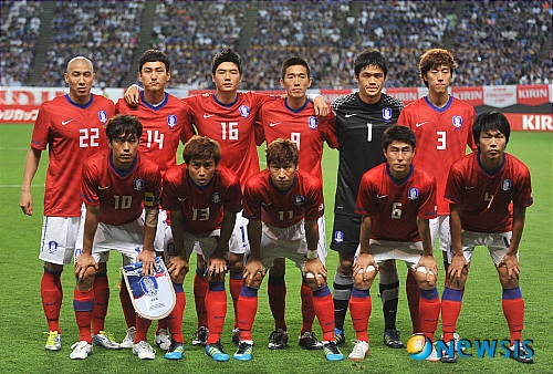 【삿포로(일본)=뉴시스】전진환 기자 = 지난 2011년8월10일 한국 축구 국가대표팀과 일본 대표팀의 평가전이 열린 일본 훗카이도 삿포로돔에서 경기 전 대표팀 선수들이 기념촬영을 하고 있다. amin2@newsis.com