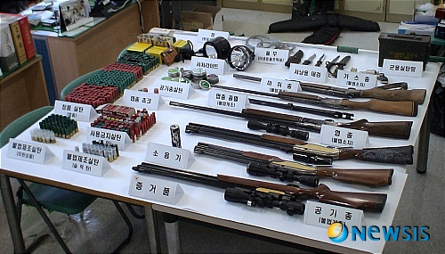 【대구=뉴시스】최창현 기자 = 대구지방경찰청 광역수사대는 무허가 또는 불법개조한 총기류와 인마살상용인 사제실탄(속칭 슬럭탄) 등을 불법 제조 소지, 야생동물을 밀렵한 이모(51) 등 14명을 적발, 총포도검화약류 등 단속법 위반 등 혐로 불구속 입건했다고 11일 밝혔다. 경찰은 이들로부터 불법 총기류 8정과 사제실탄 1700여발, 도검 4점, 올무 18개 등을 압수했다. (사진=대구경찰청 제공)&nbsp; chc@newsis.com