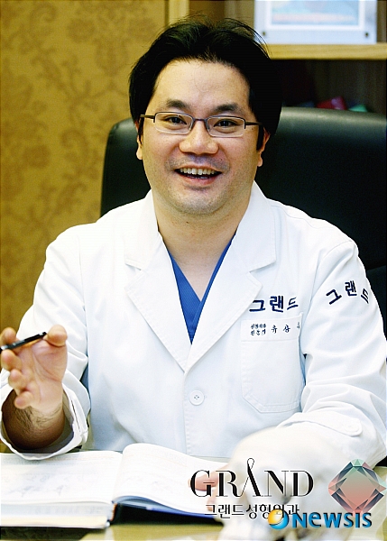 【서울=뉴시스】온라인뉴스팀 = 그랜드성형외과 유상욱 원장. <사진=그랜드성형외과 제공> photo@newsis.com