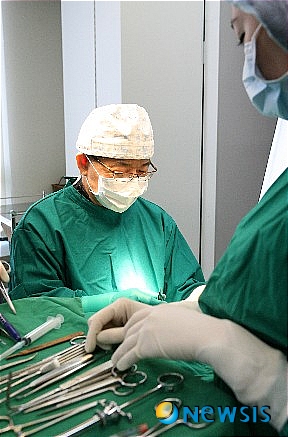 【서울=뉴시스】유희연 기자 = 차이정성형외과 차진한 원장은 목주름 개선 및 회복을 위해 3차원 미세지방이식법을 권장하고 있다.(사진=차이정성형외과 제공) photo@newsis.com