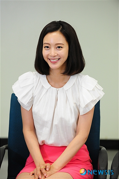 【서울=뉴시스】김지은 기자 = 한예슬(30)과 에릭(32)이 주연한 KBS 2TV 월화드라마 '스파이 명월'이 연장 방송을 한다.&nbsp; '스파이 명월' 측은 11일 "18회로 끝낼지 20회로 끝낼지 논의 중"이라며 "이번주 안으로 결정될 것으로 보인다"고 말했다.&nbsp; "16회로 기획한 드라마이기는 하지만 배우와 제작진이 애초 계약할 때 2회 연장 등을 고려해 여유롭게 기간을 정했다"며 "연장하는 데 무리는 없다"고 보충했다.&nbsp; 그러나 출연진의 반발이 만만치 않은 것으로 알려졌다. 드라마 관계자는 "시청률이 저조해 조기 종방 얘기도 흘러나왔는데 연장한다는 것이 놀랍다"며 "촬영장 분위기도 좋지 않다. 제작진과 제작사, 배우들 서로 불만을 가지고 있어 촬영 중단이 이어지는 등 상황이 말이 아니다"고 귀띔했다.&nbsp; '스파이 명월'은 7%대 시청률을 기록 중이다.&nbsp; kje1321@newsis.com 
