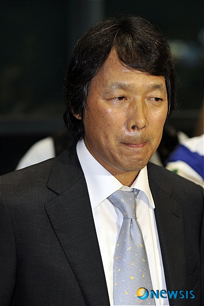 【인천공항=뉴시스】최동준 인턴기자 = 일본 축구 대표팀과 평가전에서 패한 한국 축구 국가대표팀이 11일 오후 인천국제공항을 통해 귀국한 가운데 조광래 감독이 인터뷰를 하고 있다.&nbsp; photocdj@newsis.com
