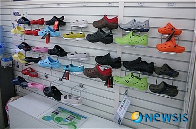 【서울=뉴시스】유희연 기자 = 약사가 추천하고 약국에서 판매하는 프리미엄 기능성 슈즈 토앤토.(사진=성신신소재 제공) photo@newsis.com