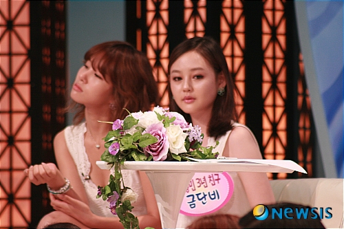 【서울=뉴시스】이재훈 기자 = 트로트 가수 '금단비'로 변신한 여성 트리오 '브랜드 뉴데이' 출신 수아(22)와 탤런트 김정민(23)의 우정이 눈길을 끈다.&nbsp; 김정민은 11일 QTV '순위 정하는 여자'에서 금단비가 최근 발표한 솔로 앨범을 소개하는 등 '금단비 홍보대사'를 자처했다.&nbsp; 김정민은 "내 친구 금단비는 만화영화에 나오니 '달려라 하니'처럼 역경을 이겨낼 줄 아는 잡초 같은 아이"라며 그간 힘든 시간을 함께 한 이야기를 나누는 등 우정을 과시했다.&nbsp; 2009년 '브랜드뉴데이' 멤버로 데뷔한 금단비는 당시 '살만해'를 히트시켰으나 성대 결절로 2년간 공백기를 가졌다.&nbsp; 한편, 금단비는 신세대풍 트로트 '풍덩'이 각 음원차트에서 상위권을 기록하는 등 인기를 끌고 있다.&nbsp; realpaper7@newsis.com 