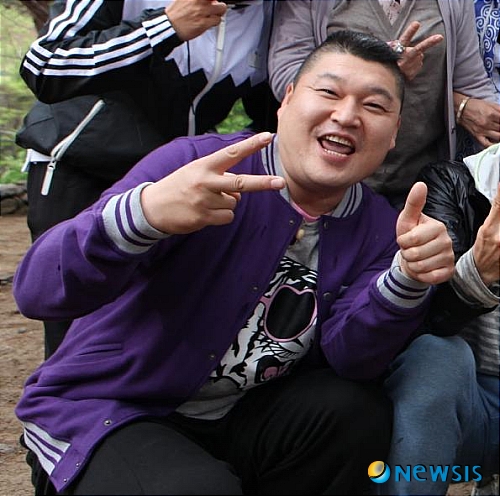 【서울=뉴시스】백영미 기자 = MC 강호동(41)이 자신이 출연 중인 KBS 2TV '해피선데이-1박2일' 제작진에게 사퇴 의사를 전달했다.&nbsp; 앞서 지난달 경기 양평 별장으로 '1박2일' 멤버들을 초대했을 때도 하차 의사를 밝힌 것으로 알려졌다.&nbsp; '1박2일' 측은 12일 "강호동이 별장에서 매니저 없이 멤버들하고만 만나기를 원했고 멤버들에게 속내를 털어놓았다. 그때 이미 하차 쪽으로 가닥을 잡은 것 같다. 하차 관련 소식이 전해졌을 때 멤버들이 크게 놀라지 않은 것도 그 때문"이라고 전했다.&nbsp; 방송 관계자들은 강호동이 전환점에 왔다고 본다. 이미 4년동안 '1박2일'을 이끌어왔기 때문이다. 강호동이 그동안 가장 오래 진행한 프로그램은 SBS TV '야심만만'으로 5년이다.&nbsp;&nbsp; 강호동은 중앙일보사의 종합편성채널인 jTBC행과 더불어 '강심장' 외에 SBS에서 새 프로그램을 맡을 가능성도 있다.&nbsp; jTBC에는 강호동이 진행 중인 MBC TV '무릎팍 도사' 출신 여운혁 PD와 '1박2일' 초기 연출자 김시규 PD가 있다.&nbsp; jTBC 예능국 관계자는 "실무진에서는 강호동 영입이 아직 논의되지 않고 있다. 경영진이 영입을 바라는 것 같다"면서 "프로그램 기획이나 팀을 꾸리는 데 바빠 MC 캐스팅 여부는 추석 전후에나 알 수 있을 것"이라고 말했다.&nbsp; SBS 예능국 관계자는 "출연이 확정되지는 않았지만 강호동이 예능국과 적극적으로 얘기 중"이라고 전했다.&nbsp; positive100@newsis.com