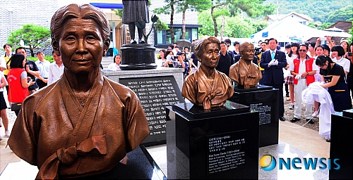 【경기 광주=뉴시스】전신 기자 = 13일 오전 경기 광주 퇴촌면 나눔의 집에서 열린 광복66주년 및 일본군 위안부 역사관 13주년 개관 기념행사에서 참석자들이 흉상을 살펴보고 있다.&nbsp; photo1006@newsis.com 