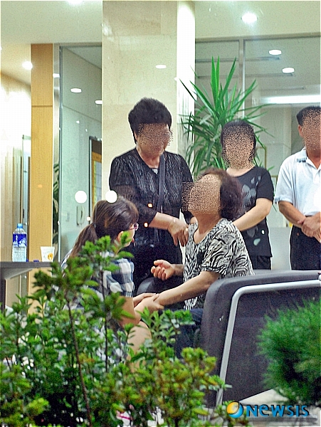 【군산=뉴시스】고석중 기자 = 14일 새벽, 자식의 사고 소식에 전북 동군산병원을 찾은 가족이 오열하고 있다. 이 사고는 지난 13일 오후 4시께 충남 서천군 비인면 장포 포구에서 놀이를 하던 군산대학교 선·후배들이 파도에 휩쓸려 4명이 사망했고 4명은 구조됐으나 2명이 의식불명 등 중태다.&nbsp;&nbsp; k9900@newsis.com