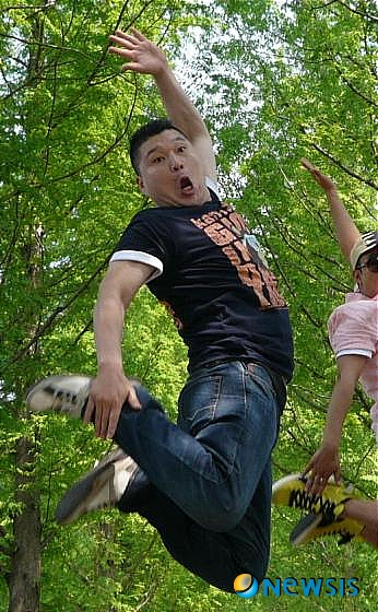 【서울=뉴시스】이재훈 기자 = MC 강호동(41)이 사퇴 의사를 밝힌 KBS 2TV '해피선데이-1박2일'의 시청률이 급락했다.&nbsp; AGB닐슨 미디어리서치에 따르면, 14일 '1박2일'은 시청률 18.4%를 기록했다. 지난주 25.9%에 비해7.5%포인트 하락했다.&nbsp; 비슷한 시간대에 방송된 MBC TV '우리들의 일밤-서바이벌 나는 가수다'는 지난주보다 1.2%포인트 오른 12.7%, SBS TV '일요일이 좋다-김연아의 키스 앤 크라이'는 0.8%포인트 상승한 10%를 기록했다.&nbsp; '나는 가수다'는 박정현(35) 김범수(32) 윤도현(39)의 'YB' 등 이 프로그램의 스타팅 멤버들의 마지막 무대로 관심을 끌었다. '키스앤크라이'는 그룹 '에프엑스(f(x))'의 크리스탈(17)·피겨스케이팅 선수 이동훈(24) 커플이 우승한 그랑프리 파이널로 주목받았다.&nbsp; TNmS도 14일 '1박2일' 시청률을 지난주 25.3%에 비해 7.2%포인트 하락한 18.1%로 집계했다. '나는 가수다'는 지난주보다 1.1%포인트 오른 9.2%, '키스앤크라이'는 지난주보다 0.3%포인트 오른 9.6%의 시청률을 기록했다.&nbsp;&nbsp; 강호동의 사퇴의사 표명이 '1박2일' 시청률 하락에 큰 영향을 미쳤다는 분석이다. 휴가철에 광복절이 낀 연휴의 여파도 있었으나 제작진과 시청자에 대한 배려 없이 일방적으로 사퇴의사를 전달한 강호동에 게 실망한 '1박2일' 시청자들이 많다는 지적이다.&nbsp; 강호동은 중앙일보사의 종합편성채널인 jTBC행과 더불어 '강심장' 외에 SBS에서 새 프로그램을 맡을 가능성도 있는 것으로 알려졌다. 강호동은 그러나 "제작진과 성실하게 얘기하고 있다"면서 "아직 하차에 대해 결정된 것이 없다. 결정이 되면 알리겠다"고 말했다.&nbsp; 한편, AGB에 따르면 '해피선데이'의 또 다른 코너 '남자의 자격'은 시청률 12.2%를 올렸다. 경쟁 프로그램인 '일요일이 좋다-런닝맨'과 '우리들의 일밤-내집 장만 토너먼트 집드림'은 13.9%와 3.8%의 시청률을 기록했다.&nbsp; 전체 프로그램 시청률로 따지면, '해피선데이'는 '1박2일'의 부진으로 전주보다 4.8%포인트 하락한 15.1%에 그쳤다. '일요일이 좋다'는 11.9%로 지난주에 이어 '우리들의 일밤'(9.5%)을 제쳤다.&nbsp; realpaper7@newsis.com 