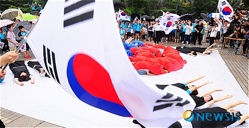 【서울=뉴시스】전신 기자 = 15일 오후 서울 종로구 세종로 광화문시민열린마당에서 열린 광복66주년 8.15 전국 태극기몹 '대한민국의 진정한 광복을 희망합니다' 행사에서 참석자들이 인간 대형 태극기 퍼포먼스를 펼치고 있다.&nbsp; photo1006@newsis.com 