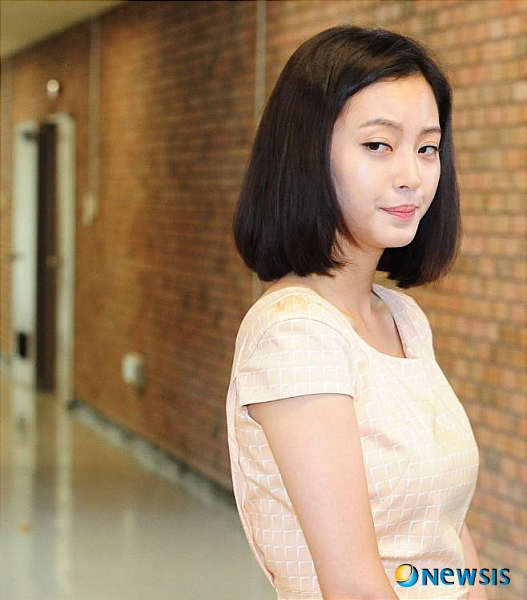 【서울=뉴시스】이재훈 기자 = 자신이 주연하는 KBS 2TV 월화극 '스파이 명월' 제11회 결방 사태를 빚은 한예슬(30)이 미국으로 출국한 것으로 알려졌다.&nbsp; 15일 오전부터 한예슬 출국설이 나돌았다. 인천국제공항 환전소에서 환전을 했으며 공항 라운지에 대기하고 있다는 목격담이 줄을 이었다.&nbsp; 이날 오후 3시 로스앤젤레스로 떠나는 대한항공 KE0017편 탑승자 명단에 한예슬의 미국 이름인 '레슬리 김'이 있다는 설까지 돌면서 신빙성이 더해지고 있다. 로스앤젤레스는 한예슬의 부모가 있는 곳이다.&nbsp; 또 드라마 촬영 거부 사실이 부정적으로 보도되면서 심리적 압박을 받고 있었다는 증언도 미국행에 힘을 싣고 있다. 주변인들에게 "행복하라"는 문자 메시지를 남겼다는 소문도 나도는 상황이다. 잠적을 결심했으며 은퇴마저 고려하고 있다는 것이다.&nbsp; '스파이명월' 제작사인 이김프로덕션은 그러나 한예슬의 미국행이 파악이 되지 않았다고 답했다. 한예슬의 매니지먼트사인 싸이더스HQ와는 연락이 닿지 않고 있다. 싸이더스HQ는 한예슬과 계약이 만료될 시점이라 한예슬을 통제하지 못하고 있는 것으로 알려졌다.&nbsp;&nbsp; KBS 측은 "드라마 제작을 위해 전체 연기자와 스태프들이 준비를 마친 상황에서 주인공인 한예슬이 일방적으로 잠적하면서 뜻하지 않은 차질이 빚어졌다"고 밝혔다.&nbsp; "천재지변이나 예기치 않은 사고 등 불가항력적인 상황이 아니다"며 "한예슬이 촬영에 응하지 않으면 결방될 수 있음을 충분히 인지하고 있는 상태에서 일방적으로 잠적했다"고 지적했다.&nbsp; 따라서 "드라마 제작에 차질을 초래한 것은 공인의 자세가 아니다"며 "드라마 제작은 전국 시청자와의 약속이다. 한예슬은 이유 여하를 떠나 더 이상의 파행을 확대하지 말고 성실히 제작에 참여할 것"을 요구했다.&nbsp; 15일 밤 10시 방송 예정인 '스파이명월' 11회는 한예슬의 녹화 거부로 스페셜 방송으로 대체된다. 16일에는 한예슬이 촬영에 합류하지 않더라도 그간 녹화한 분량을 편집, 11회를 내보낸다는 계획이다.&nbsp;&nbsp; 한예슬과 이 드라마의 연출자인 황인혁 PD는 주 5일 촬영 등 녹화일정 등을 놓고 갈등을 빚었다. 한예슬이 PD 교체를 요구했다는 설도 나돈다.&nbsp; 이김프로덕션이 15일 촬영에도 합류하지 않으면 한예슬을 업무방해 혐의로 형사고발할 것이라는 얘기도 불거지고 있다.&nbsp;&nbsp; '스파이명월'은 시청률이 한 자릿수에 그치는 등 내우외환에 시달려왔다. 제작진과 제작사, 출연자들이 저마다 불만을 드러내면서 촬영이 중단되는 등 살얼음판을 걸어왔다.&nbsp; realpaper7@newsis.com 