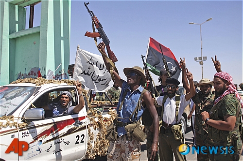 【브레가(리비아)=AP/뉴시스】15일(현지시간) 리비아 반군 거점인 동부 브레가에서 반군들이 환호하고 있는 모습이다. 반군은 이날 수도 트리폴리 인근 위성도시 자위야 진군에 성공한 것으로 알려졌다.