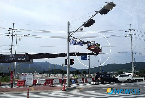 【증평=뉴시스】강신욱 기자 = 충북 증평군은 증평읍 장동리~미암리 증평일반산업단지를 연결하는 장미대교를 이달 말 접속도로와 함께 개통한다고 16일 밝혔다. 지난 4일 장미대교 앞 교차로에 신호등(점선 원안)이 설치되고 있다. ksw64@newsis.com