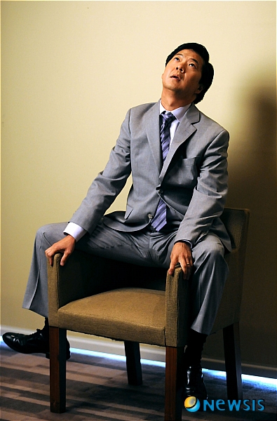 【서울=뉴시스】박문호 기자 = 16일 오전 서울 강남구 대치동 파크하얏트에서 진행된 한국계 할리우드 배우 켄 정(정강조)이 인터뷰에서 우스꽝스런 포즈를 취하고 있다. 대구와 부산출신의 부모 사이에서 태어난 그는 아이비리그 명문 듀크대 의대를 조기졸업하고 내과의사로 활동하던 중 95년부터 낮에는 의사로, 밤에는 코미디언의 길을 걷기 시작했다. 행오버 1편을 통해 마피아 두목인 '미스터 차우'역으로 MTV 영화제에서 '최고 황당한 순간상'을 수상한 그는 할리우드에서 대표적 코미디언으로 자리잡았다. 오는 25일 개봉하는 '행오버2'(감독 토드 필립스)는 친구의 결혼식에 참석하기 위해 태국으로 간 세 친구가 사라진 신부의 동생을 찾아 헤매면서 겪는 일을 다룬 코미디다. 켄 정은 전편에 이어 사건의 열쇠를 쥔 마약상 미스터 차우를 열연했다. go2@newsis.com