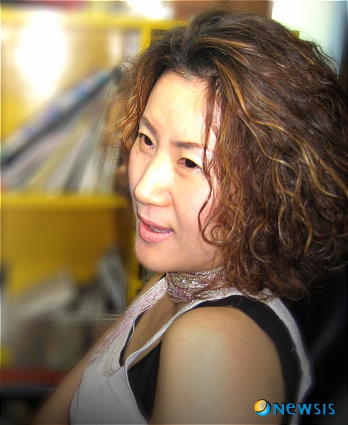 【서울=뉴시스】이재훈 기자 = 아프리카 학교 건립 기금 마련을 위한 그림전이 열린다. 화가 최영란(52)씨가 17~23일 서울 인사동 단성갤러리에서 '한여름 밤의 꿈'을 펼친다. 문화예술 화장품기업 에네스티가 후원하는 이번 전시회는 최씨가 세계의 어린이들을 돕는 UN 산하단체인 UNICEF의 캠페인 '아프리카에 학교를 지어주세요'에 공감하면서 성사됐다. 최씨의 작품 중 '꿈'을 주제로 그린 그림들을 선보인다. 지난 5월 '제1회 충주시 에네스티 미술작품 공모전'에서 최씨와 충주시청 공무원 500명의 심사를 거쳐 선정된 6개 작품도 걸린다. 전시기간 오후 3~5시에는 화가를 꿈꾸는 학생과 일반인을 상대로 멘티·멘토 타임을 준비한다. 최씨와 관람객들이 '미술 작가로서의 꿈'을 주제로 대화하게 된다. 최씨는 "꿈꾸는 일은 아이들이 누려야 하는 가장 큰 특권이다. 그것의 시작은 교육이고 학교를 설립하는 일"이라며 "꿈을 꾸고 교육받는 일은 숨을 쉬고 잠을 자는 것처럼 모두가 공평하게 누려야 한다고 생각한다"고 밝혔다. 전시 관람은 무료다. 작품 판매 등을 통한 수익금은 UNICEF를 통해 아프리카 어린이들에게 학교를 지어주는 기금으로 사용된다. 02-735-5588 한편, 홍익대 서양화과를 졸업한 최씨는 국내는 물론 미국 뉴욕과 프랑스 파리, 일본 도쿄 등지에서 30회의 개인전과 300여회의 초대전·아트페어를 거쳤다. 드라마와 에네스티의 화장품 케이스에 작품을 선보이기도 했다. 특유의 맑고 따뜻한 색감과 몽환적인 붓 터치가 특징이다. realpaper7@newsis.com