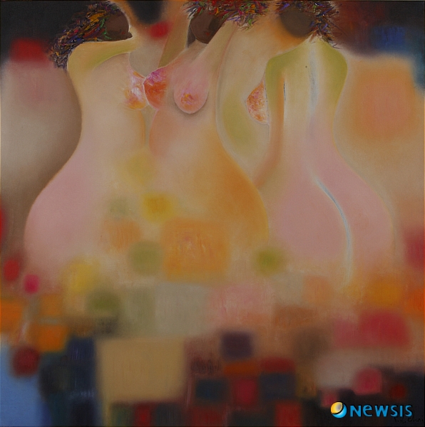 【서울=뉴시스】이재훈 기자 = 아프리카 학교 건립 기금 마련을 위한 그림전이 열린다. 화가 최영란(52)씨가 17~23일 서울 인사동 단성갤러리에서 '한여름 밤의 꿈'을 펼친다. 문화예술 화장품기업 에네스티가 후원하는 이번 전시회는 최씨가 세계의 어린이들을 돕는 UN 산하단체인 UNICEF의 캠페인 '아프리카에 학교를 지어주세요'에 공감하면서 성사됐다. 최씨의 작품 중 '꿈'을 주제로 그린 그림들을 선보인다. 지난 5월 '제1회 충주시 에네스티 미술작품 공모전'에서 최씨와 충주시청 공무원 500명의 심사를 거쳐 선정된 6개 작품도 걸린다. 전시기간 오후 3~5시에는 화가를 꿈꾸는 학생과 일반인을 상대로 멘티·멘토 타임을 준비한다. 최씨와 관람객들이 '미술 작가로서의 꿈'을 주제로 대화하게 된다. 최씨는 "꿈꾸는 일은 아이들이 누려야 하는 가장 큰 특권이다. 그것의 시작은 교육이고 학교를 설립하는 일"이라며 "꿈을 꾸고 교육받는 일은 숨을 쉬고 잠을 자는 것처럼 모두가 공평하게 누려야 한다고 생각한다"고 밝혔다. 전시 관람은 무료다. 작품 판매 등을 통한 수익금은 UNICEF를 통해 아프리카 어린이들에게 학교를 지어주는 기금으로 사용된다. 02-735-5588 한편, 홍익대 서양화과를 졸업한 최씨는 국내는 물론 미국 뉴욕과 프랑스 파리, 일본 도쿄 등지에서 30회의 개인전과 300여회의 초대전·아트페어를 거쳤다. 드라마와 에네스티의 화장품 케이스에 작품을 선보이기도 했다. 특유의 맑고 따뜻한 색감과 몽환적인 붓 터치가 특징이다. realpaper7@newsis.com