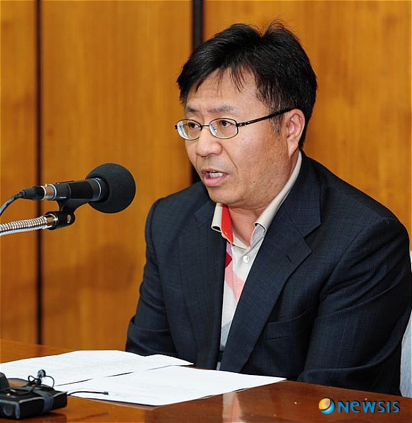 【서울=뉴시스】백영미 기자 = 탤런트 한예슬(30)의 KBS 2TV 월화드라마 '스파이 명월' 출연거부와 관련, KBS가 법적 대응을 시사했다.&nbsp; KBS 드라마국 이강현 EP는 16일 "'스파이 명월'은 KBS가 제작납품업체인 이김프로덕션과 제작하고 있는 드라마"라면서 "특정 연기자의 돌발적 행동으로 인해 발생한 것들에 대해 법적 자문을 거쳐 조치를 취하겠다"고 밝혔다.&nbsp; 고영탁 드라마국장은 "결방 사태를 야기한 한예슬의 행동은 일방적이고 무책임한 행위이며 어떤 이유로도 용납될 수 없다고 판단하고 있다"면서 "제작진과의 불화로 촬영을 거부했다는 주장도 받아들일 수 없다. 한씨 측의 일방적인 얘기이고 핑계라고 생각한다"고 불쾌해했다.&nbsp; "이번 일은 그 누구도 일어날 것이라고 상상할 수 없는 일이며 방송사상 유례를 찾을 수 없는 중대한 사태"라는 판단이다. "여주인공의 어처구니없는 처신으로 시청자와의 약속인 드라마가 중대한 국면을 맞게됐다"고 짚었다.&nbsp; KBS는 한예슬의 촬영 펑크와 잠적의 원인이 촬영당일 현장에서 받는 미완성 대본인 쪽대본이나 무리한 스케줄에 있는 것은 아니라고 주장했다.&nbsp; 이 EP는 "'스파이 명월'은 KBS 미니시리즈 극본 공모 당선작인데 원래의 내용과 차이가 있어 방송 첫주에 작가가 교체된 것은 사실이다. 그러나 대본이 촬영 첫 신부터 마지막 신까지 완벽한 제본의 형태로 남아있다"고 설명했다. "현장 스태프들과 연기자들에게 여러가지 경과를 보고 받고 있다. 이들은 작가를 교체한 후 촬영자체에 큰 문제가 있던 것은 아니라고 증언해 주고 있다."&nbsp; 이 EP는 "미니시리즈는 4회에서 6회분량을 사전에 제작하고 방송을 시작한다. 그리고 4회차 이후부터는 모든 드라마들이 2회차 방송 분량을 다음주 방송일정에 맞춰 찍어 일주일간 풀 스케줄이 가동된다"고 드라마 제작현실을 전했다. "한예슬의 CF촬영을 포함한 개인일정은 주 하루에서 이틀까지 할애해줬다. 여타 미니시리즈와 동등하거나 그보다 더 배려를 했으면 했지 살인적인 스케줄과 쪽대본을 강요했다는 지적은 전혀 타당하지 않다"고 강조했다.&nbsp; 한예슬이 불만을 터뜨린 촬영장 대기시간에 대해서는 "제작일정에 차질을 초래한 부분에 대한 자료를 가지고 있다"며 "7월14일부터 한예슬의 촬영현장 무단이탈, 대본 수정요구 등 여러가지 요구 조건이 있어서 그러한 것들을 수용하거나 조정하느라 스태프나 연기자들의 대기시간이 길어졌다. 제작진의 준비소홀이나 연출 미비 등으로 대기시간이 발생한 것은 한 건도 없다"고 일축했다.&nbsp; 이 EP는 13일 한예슬과의 마지막 통화 내용도 공개했다. 촬영 대기시간이 오전 8시30분이었던 12일 한예슬은 오후 4시께 촬영장에 나타났다.&nbsp; 이 EP는 "한예슬이 '촬영일정이 힘들다, 아침에 현장에서 떠나고 오후에 나와야해 몸이 피곤해 알람 소리를 듣지 못해 늦었다'고 했다. '촬영분량 때문에 감수하고 왔는데 연출자나 스태프들이 자신을 왕따시킨다'고 했다. '이런 상황에서 어떻게 연기를 할 수 있겠냐'고 토로했다"고 전했다.&nbsp; 이어 "어떤 연출자가 여주인공을 왕따시키느냐. 아침부터 대기한 스태프들도 힘든 상황이고 연출도 웃으면서 맞을 상황은 아니었을 것이다. 실제론 그렇지 않으니 즐겁게 촬영하자고 했지만 한예슬이 여러 스태프와 연기자들 앞에서 내일부터 촬영하지 않겠다고 폭탄선언을 한 것으로 알고 있다"고 덧붙였다.&nbsp; 늑장 대응이 아니냐는 지적에 정성효 CP는 "한예슬이 주인공임에도 불구하고 촬영 일정을 줄여달라고 했다"며 "방송 전 상의가 없다가 방송이 나가고 실제로 주 5일을 요구했다. 주인공이 아니어도 5일 이상 촬영하고 있다. CF 일정을 빼주고 다른 연기자들이 배려해 주는 등 주인공이어서 굉장히 배려를 많이 했다. 몸개그를 하고 싶지 않다고 해 대본도 수정해 줬다"고 털어놓았다.&nbsp;&nbsp; 고 국장은 "여주인공을 새로 교체 캐스팅하는 비상책을 강구해서라도 시청자와의 엄중한 약속을 준수하겠다"며 "이러한 KBS의 입장과 결정을 '스파이 명월' 제작사에 통보하고 방송제작에 차질이 없도록 하겠다"고 말했다.&nbsp; 한편, KBS는 한예슬이 14일부터 촬영장에 나타나지 않자 15일 제11회 대신 '스파이 명월 스페셜'을 내보냈다.&nbsp; positive100@newsis.com&nbsp; 