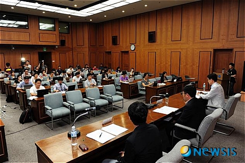 【서울=뉴시스】백영미 기자 = 탤런트 한예슬(30)의 KBS 2TV 월화드라마 '스파이 명월' 출연거부와 관련, KBS가 법적 대응을 시사했다.&nbsp; KBS 드라마국 이강현 EP는 16일 "'스파이 명월'은 KBS가 제작납품업체인 이김프로덕션과 제작하고 있는 드라마"라면서 "특정 연기자의 돌발적 행동으로 인해 발생한 것들에 대해 법적 자문을 거쳐 조치를 취하겠다"고 밝혔다.&nbsp; 고영탁 드라마국장은 "결방 사태를 야기한 한예슬의 행동은 일방적이고 무책임한 행위이며 어떤 이유로도 용납될 수 없다고 판단하고 있다"면서 "제작진과의 불화로 촬영을 거부했다는 주장도 받아들일 수 없다. 한씨 측의 일방적인 얘기이고 핑계라고 생각한다"고 불쾌해했다.&nbsp; "이번 일은 그 누구도 일어날 것이라고 상상할 수 없는 일이며 방송사상 유례를 찾을 수 없는 중대한 사태"라는 판단이다. "여주인공의 어처구니없는 처신으로 시청자와의 약속인 드라마가 중대한 국면을 맞게됐다"고 짚었다.&nbsp; KBS는 한예슬의 촬영 펑크와 잠적의 원인이 촬영당일 현장에서 받는 미완성 대본인 쪽대본이나 무리한 스케줄에 있는 것은 아니라고 주장했다.&nbsp; 이 EP는 "'스파이 명월'은 KBS 미니시리즈 극본 공모 당선작인데 원래의 내용과 차이가 있어 방송 첫주에 작가가 교체된 것은 사실이다. 그러나 대본이 촬영 첫 신부터 마지막 신까지 완벽한 제본의 형태로 남아있다"고 설명했다. "현장 스태프들과 연기자들에게 여러가지 경과를 보고 받고 있다. 이들은 작가를 교체한 후 촬영자체에 큰 문제가 있던 것은 아니라고 증언해 주고 있다."&nbsp; 이 EP는 "미니시리즈는 4회에서 6회분량을 사전에 제작하고 방송을 시작한다. 그리고 4회차 이후부터는 모든 드라마들이 2회차 방송 분량을 다음주 방송일정에 맞춰 찍어 일주일간 풀 스케줄이 가동된다"고 드라마 제작현실을 전했다. "한예슬의 CF촬영을 포함한 개인일정은 주 하루에서 이틀까지 할애해줬다. 여타 미니시리즈와 동등하거나 그보다 더 배려를 했으면 했지 살인적인 스케줄과 쪽대본을 강요했다는 지적은 전혀 타당하지 않다"고 강조했다.&nbsp; 한예슬이 불만을 터뜨린 촬영장 대기시간에 대해서는 "제작일정에 차질을 초래한 부분에 대한 자료를 가지고 있다"며 "7월14일부터 한예슬의 촬영현장 무단이탈, 대본 수정요구 등 여러가지 요구 조건이 있어서 그러한 것들을 수용하거나 조정하느라 스태프나 연기자들의 대기시간이 길어졌다. 제작진의 준비소홀이나 연출 미비 등으로 대기시간이 발생한 것은 한 건도 없다"고 일축했다.&nbsp; 이 EP는 13일 한예슬과의 마지막 통화 내용도 공개했다. 촬영 대기시간이 오전 8시30분이었던 12일 한예슬은 오후 4시께 촬영장에 나타났다.&nbsp; 이 EP는 "한예슬이 '촬영일정이 힘들다, 아침에 현장에서 떠나고 오후에 나와야해 몸이 피곤해 알람 소리를 듣지 못해 늦었다'고 했다. '촬영분량 때문에 감수하고 왔는데 연출자나 스태프들이 자신을 왕따시킨다'고 했다. '이런 상황에서 어떻게 연기를 할 수 있겠냐'고 토로했다"고 전했다.&nbsp; 이어 "어떤 연출자가 여주인공을 왕따시키느냐. 아침부터 대기한 스태프들도 힘든 상황이고 연출도 웃으면서 맞을 상황은 아니었을 것이다. 실제론 그렇지 않으니 즐겁게 촬영하자고 했지만 한예슬이 여러 스태프와 연기자들 앞에서 내일부터 촬영하지 않겠다고 폭탄선언을 한 것으로 알고 있다"고 덧붙였다.&nbsp; 늑장 대응이 아니냐는 지적에 정성효 CP는 "한예슬이 주인공임에도 불구하고 촬영 일정을 줄여달라고 했다"며 "방송 전 상의가 없다가 방송이 나가고 실제로 주 5일을 요구했다. 주인공이 아니어도 5일 이상 촬영하고 있다. CF 일정을 빼주고 다른 연기자들이 배려해 주는 등 주인공이어서 굉장히 배려를 많이 했다. 몸개그를 하고 싶지 않다고 해 대본도 수정해 줬다"고 털어놓았다.&nbsp;&nbsp; 고 국장은 "여주인공을 새로 교체 캐스팅하는 비상책을 강구해서라도 시청자와의 엄중한 약속을 준수하겠다"며 "이러한 KBS의 입장과 결정을 '스파이 명월' 제작사에 통보하고 방송제작에 차질이 없도록 하겠다"고 말했다.&nbsp; 한편, KBS는 한예슬이 14일부터 촬영장에 나타나지 않자 15일 제11회 대신 '스파이 명월 스페셜'을 내보냈다.&nbsp; positive100@newsis.com&nbsp; 