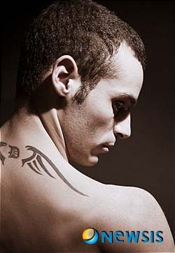 【서울=뉴시스】온라인뉴스팀 = 문신에 대한 수요가 많아지면서 전문 타투이스트가 아닌 비 전문가에게 문신을 새기는 경우가 많아 문신을 지우려는 환자들도 늘고 있다. <사진=클린타투 제공> photo@newsis.com