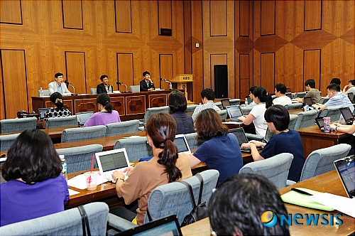 【서울=뉴시스】백영미 기자 = KBS가 2TV 월화드라마 '스파이 명월'의 촬영을 펑크내고 미국으로 간 한예슬(30)을 대신할 여주인공을 찾아나섰다.&nbsp; KBS 드라마국 정성효 CP는 16일 "한예슬이 복귀할 경우와 안 할 경우를 놓고 제작진이 상의하고는 있지만 복귀가 어렵다는 판단이 든다"며 "구체적으로 결정된 것은 없지만 전혀 다른 캐릭터를 투입하기 보다 한예슬이 맡았던 명월 역에 다른 인물을 투입하는 방향으로 가야 할 것 같다"고 밝혔다.&nbsp; "방송사상 초유의 사태이니 만큼 시청자들에게 양해를 구하겠다. '스파이 명월'은 여주인공을 전면에 내세우는 드라마인데 주인공이 사라지고 다른 식으로 억지로 메우는 것은 아니라고 본다. 작품을 보여줘야 하기 때문에 원래 정해진 내용으로 가는 것이 최선이라고 생각한다."&nbsp; 한예슬이 14일부터 촬영을 거부, 녹화장에 나타나지 않자 KBS는 15일 제11회 대신 '스파이 명월 스페셜'을 내보냈다. 16일에는 한예슬이 잠적하기 전 촬영한 필름과 수정한 촬영분을 섞어 제11회로 방송한다. 다음주 방송분은 극본은 준비됐지만 전혀 촬영이 이뤄지지 않은 상태다.&nbsp; 이강현 EP 역시 "오늘 입장발표를 한 후 제작사와 협의해 마땅한 배역을 찾겠다"면서 "여배우 없이 간다는 것은 사실무근"이라고 알렸다.&nbsp; 드라마는 이번 한예슬 사태와 무관하게 편성을 고려해 예정대로 18부작으로 방송된다.&nbsp; 이 EP는 "18회로 결정한 것은 편성 일정과 맞닿아있기 때문"이라면서 "18회를 방송해야 추석 바로 전주에 방송이 끝나고 한 주는 추석 특집방송을 내보낼 수 있다. 이후 후속 드라마 방송이 예정돼 있다"고 설명했다.&nbsp; 한편, 한예슬은 미국 로스앤젤레스로 출국했다.&nbsp;&nbsp; positive100@newsis.com 