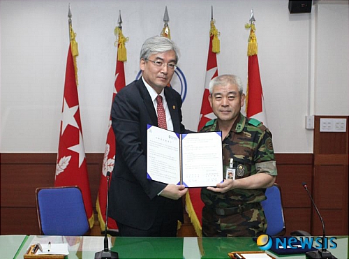 【안양=뉴시스】진현권 기자 = 경기 안양대학교(총장 김승태, 왼쪽)와 육군 제3군수지원사령부는 지난 5일 자매결연 협정을 체결했다. 양측은 이에 따라 변화와 혁신을 위한 리더십 강연과 군장병 사기진작을 위한 공연프로그램, 국가안보 강연 등의 상호교류를 약속하고 상호협력체계를 구축하기로 했다. photo@newsis.com 