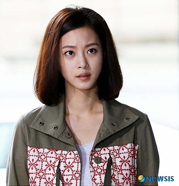 【서울=뉴시스】백영미 기자 = KBS 2TV 월화드라마 '스파이 명월' 출연을 거부, 미국으로 간 탤런트 한예슬(30)이 17일 오후 5시10분께 인천국제공항에 내린다.&nbsp; 소속사 싸이더스HQ의 설득이 주효했다는 분석이다. 회사와 같은 소속사 연예인들에게 미칠 불이익을 우려한 호소가 먹혀들었다는 것이다. 싸이더스HQ는 조인성(30) 장혁(35) 차태현(35) 송중기(26) 박재범(24) 등을 매니지먼트하고 있다.&nbsp; 지난해 하반기 9억원의 적자를 본 싸이더스HQ는 올해 150억원 규모의 드라마 제작을 발판으로 60억원 흑자 전환을 노리고 있다.&nbsp; 한편, KBS는 '스파이 명월' 제작사와 한예슬 귀국 이후의 대책을 협의 중이다.&nbsp; KBS 드라마국 측은 "새 여주인공을 투입키로 했지만 한예슬이 복귀의사를 밝힌 만큼 원만한 해결점을 찾기 위해 노력 중"이라면서 "드라마를 정상화하는 큰 틀에서 해결되길 바란다"고 전했다.&nbsp; positive100@newsis.com 