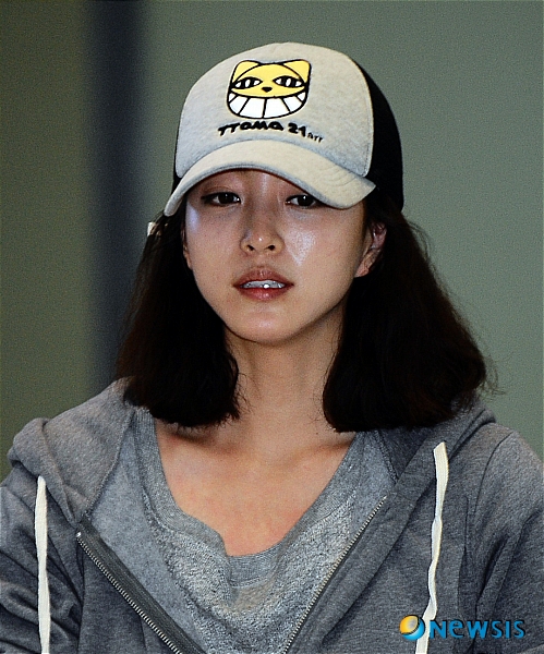 【인천공항=뉴시스】박종민 기자 = KBS 드라마 '스파이명월' 촬영거부 및 미국 도피논란에 휩싸인 배우 한예슬이 17일 오후 인천공항을 통해 귀국한 뒤 입장을 간략하게 밝히고 있다. jmc@newsis.com