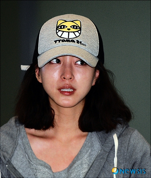 【인천공항=뉴시스】박종민 기자 = KBS 드라마 '스파이명월' 촬영거부 및 미국 도피논란에 휩싸인 배우 한예슬이 17일 오후 인천공항을 통해 귀국한 뒤 입장을 간략하게 밝히고 있다. jmc@newsis.com