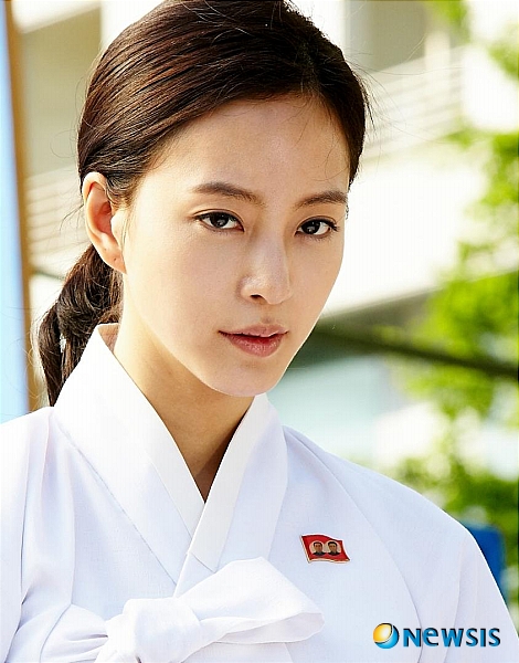 【서울=뉴시스】김지은 기자 = 탤런트 한예슬(30)이 18일 KBS 2TV 월화드라마 '스파이 명월' 출연을 재개한다.&nbsp; 드라마 관계자에 따르면, 한예슬은 이날 오전 10시께 '스파이 명월' 녹화현장에 도착, 촬영에 들어간다. 다음주 방송 분량을 모두 소화하기 위해 논스톱 강행군이 이어진다.&nbsp; "목요일에 합류한 만큼 앞으로 촬영이 계속 이어질 수밖에 없다. 방송에 차질을 빚지 않기 위해서는 어쩔 수 없다"는 설명이다.&nbsp; 앞서 한예슬은 14, 15일 '스파이 명월' 촬영에 무단 불참한 뒤 미국으로 떠났으며 이로 인해 15일 방송은 불발되고 스폐셜 편으로 대체됐다.&nbsp; 22일 제12회가 방송될 예정이다.&nbsp; kje1321@newsis.com 