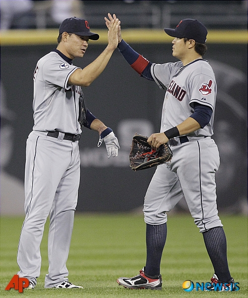 【시카고(미 일리노이주)=AP/뉴시스】클리블랜드 인디언스의 추신수(오른쪽)가 17일(현지시각) 미 일리노이주 시카고의 셀룰러 필드에서 열린 미프로야구 시카고 화이트삭스와의 경기에서 4-1로 승리한 후 후쿠도메 고스케와 하이파이브를 하고 있다.