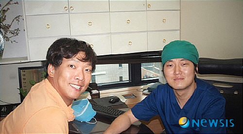 【서울=뉴시스】유희연 기자 = 개그맨 박준형은 모림모발이식센터에서 간단한 설문지작성을 시작으로 원장님과의 직접 면담을 통해 모발상태와 두피진단을 받았다.(사진=모림모발이식센터 제공)&nbsp;&nbsp; photo@newsis.com