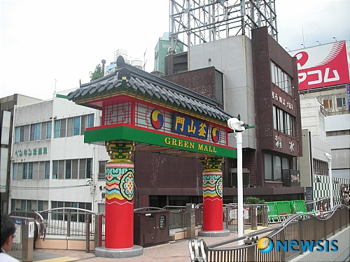 【부산=뉴시스】허상천 기자 = 부산시와 올해 자매도시체결 35주년을 맞아 일본 시모노세키시는 JR시모노세키역 주변 활성화프로젝트의 하나로 국제거리 그린몰 상가 입구 한인타운에 ‘부산문’ 세우고 20일 준공식을 갖는다. 지난 4월 착공한 부산문은 사업비 3200만엔(한화4억2000만원) 전액 일본 국비로 너비 5.5m·높이 5m의 기와지붕 누각에 높이 1m·너비 5m의 연등을 얹은 모양으로 세워졌다. (사진 = 부산시 제공)&nbsp; photo@newsis.com