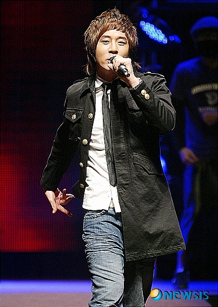 【서울=뉴시스】박영주 기자 = 22일 전역을 앞둔 붐(29)이 라디오 DJ 자리를 꿰찼다.&nbsp;&nbsp; SBS는 “9월1일부터 SBS 파워FM ‘영 스트리트’의 DJ로 붐이 낙점됐다”고 밝혔다.&nbsp; 붐은 “지난 2년 간 군대에서 지내면서 쌓아온 체력과 발산하지 못한 에너지를 라디오 진행에 쏟아 붓겠다”는 각오다. “오랜만에 방송에 복귀하는 만큼 첫 방송부터 화려한 게스트가 출동할 것”이라고 귀띔했다.&nbsp; 그동안 ‘영 스트리트’를 진행해온 그룹 ‘제국의 아이들’의 광희(23)는 약속한 두 달 간의 임시DJ를 마치고, 본격적인 일본 진출활동에 들어간다. ‘쥬얼리’의 예원(22)은 새 음반 준비에 전념한다.&nbsp; 한편, 22일 국방홍보원을 나오는 붐은 25일 SBS TV ‘강심장’ 녹화를 시작으로 연예활동을 재개한다.&nbsp; gogogirl@newsis.com