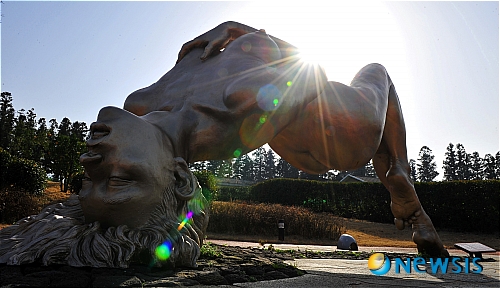 【서울=뉴시스】안세영 교수(경희대 한의대 신계내과학) '성학'<5>&nbsp; 살다 보면 주위에서 골빈 짓을 일삼는 사람들을 자주 마주친다. 이 골은 다름 아닌 뇌를 의미한다. 뇌는 인간이면 누구나 하나씩 지니기 마련인 머릿속 알맹이로 두개골(頭蓋骨) 내부에 꽉 들어차 있다. 인간의 사고와 활동을 지배하고, 인간만의 심리적 자극을 만들어 내는 이 머릿골이 성에는 도대체 어떤 역할을 할까? 